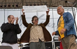 Lawrence Kinney presented with Edges '08 award by Artpark President George Osborne